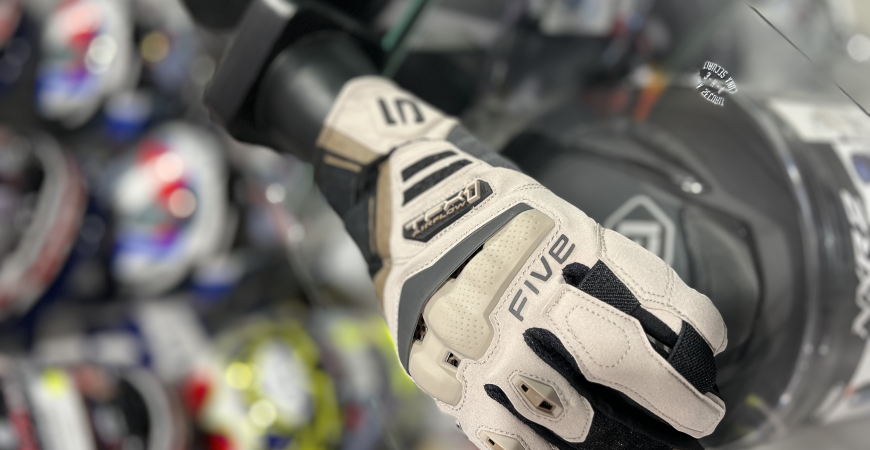 Cómo elegir guantes de moto para otoño-invierno: materiales, protecciones y confort térmico